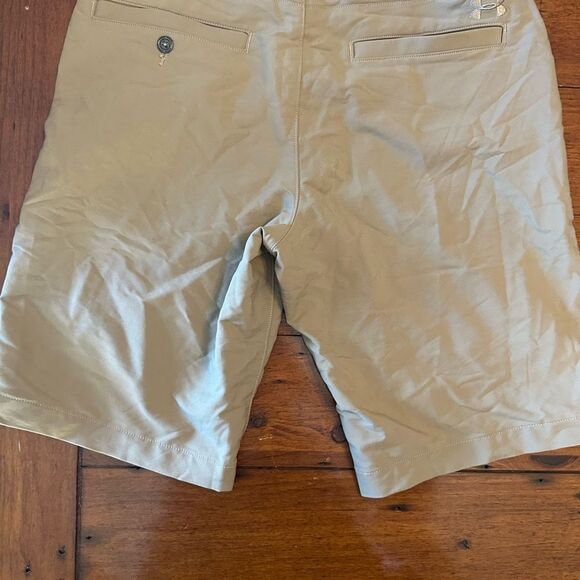 Under Armour Tan Flat Front Shorts Lightweight Casual - Picture 1 of 3
